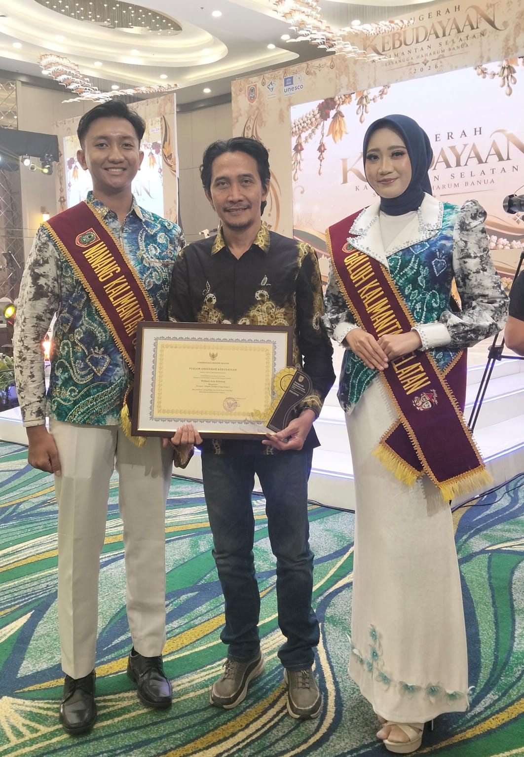 Dr. Waljuni Astu Rahman, Ketua Jurusan Kesehatan Gigi Poltekkes Kemenkes Banjarmasin, meraih Anugerah Kebudayaan Kalimantan Selatan 2026 kategori Pelopor (Arsiparis Lagu Banjar).