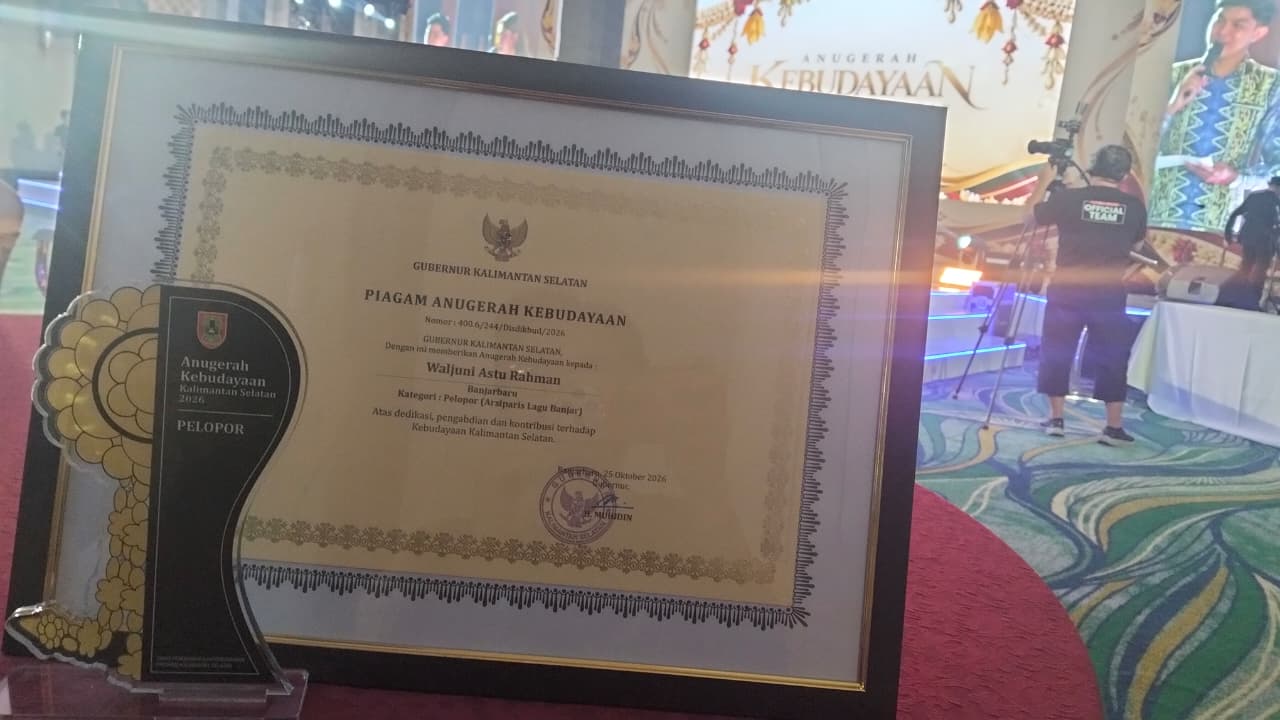 Dr. Waljuni Astu Rahman, Ketua Jurusan Kesehatan Gigi Poltekkes Kemenkes Banjarmasin, meraih Anugerah Kebudayaan Kalimantan Selatan 2026 kategori Pelopor (Arsiparis Lagu Banjar).