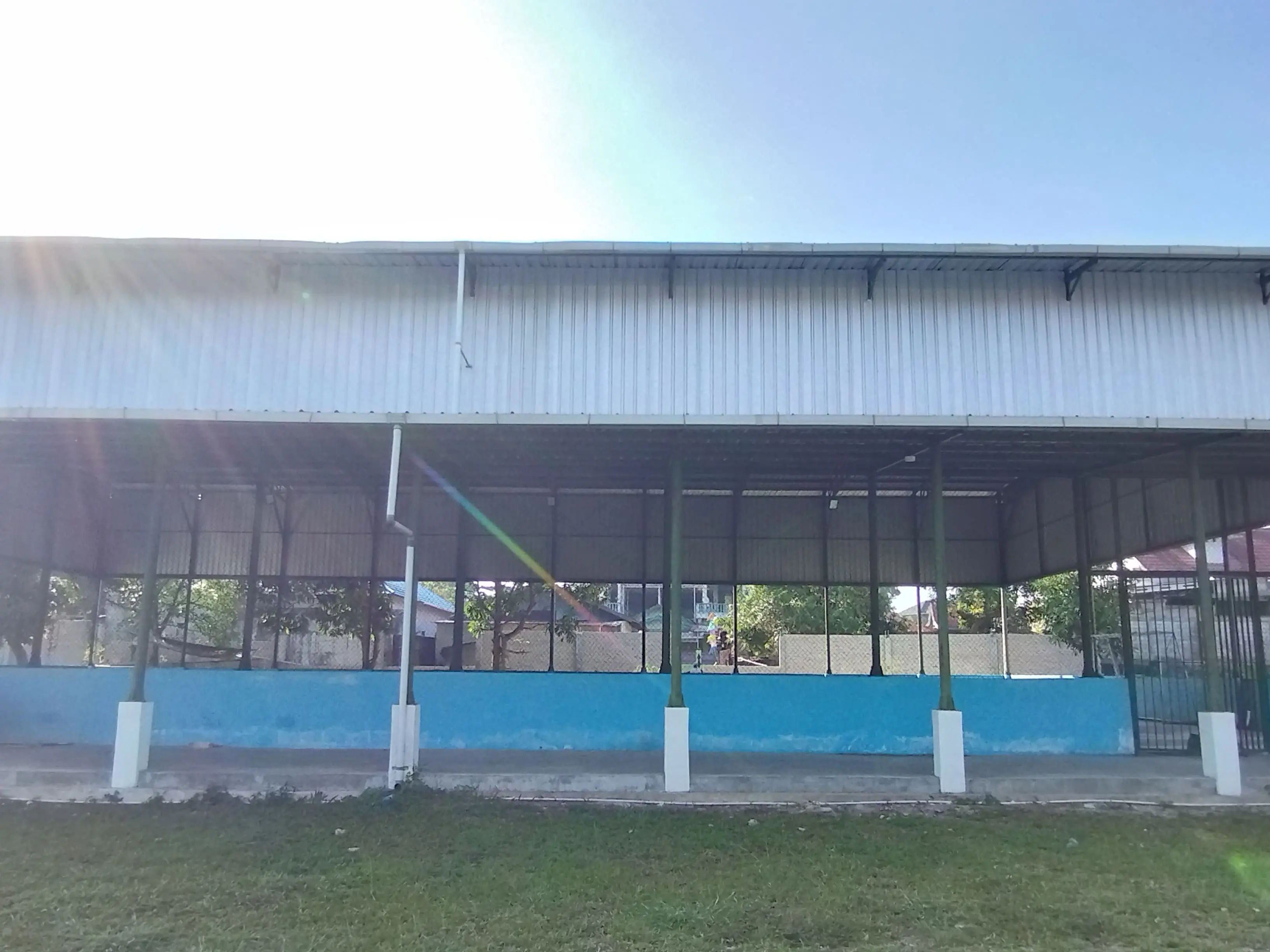 tampak samping lapangan olahraga